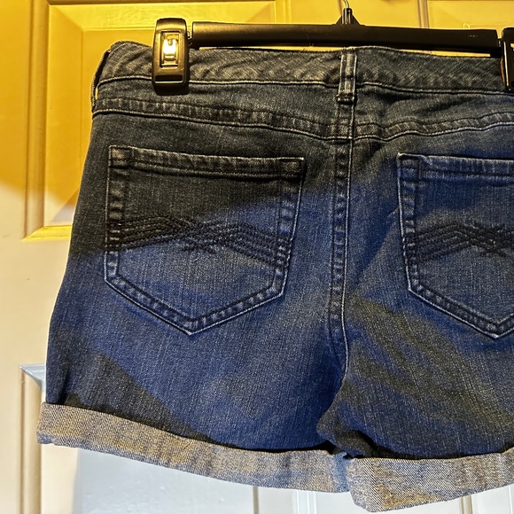 Express Dark Wash Cuffed Short Shorts Size 8 - Picture 3 of 6